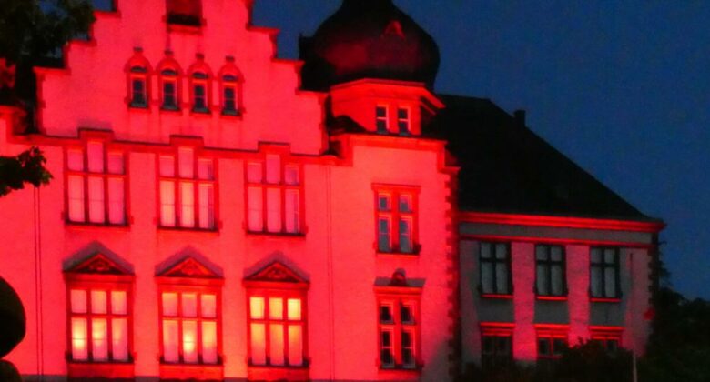 Rathaus Hamm rot beleuchtet